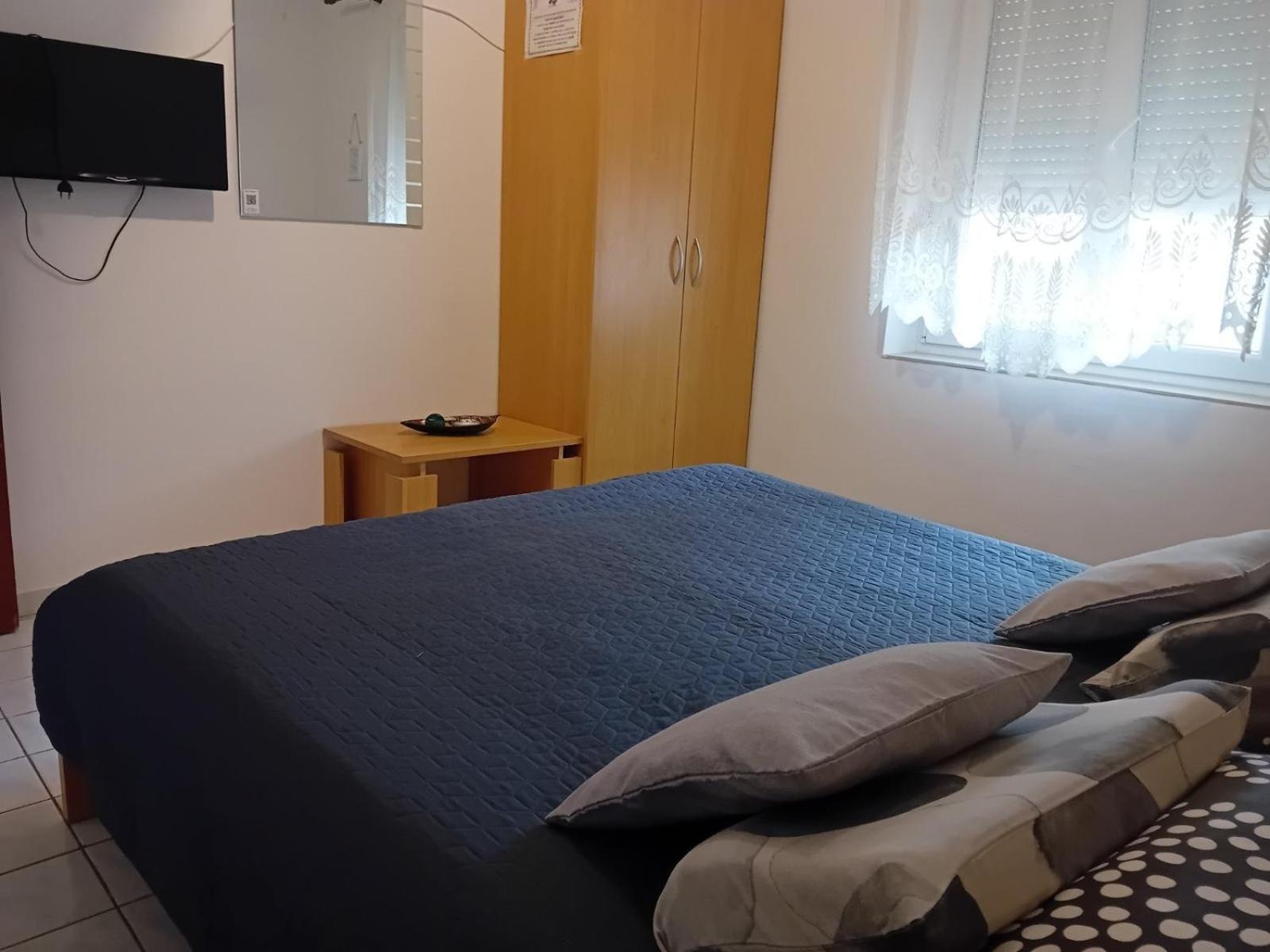 Rooms With A Parking Space Krk - 13553 Vrh  ห้อง รูปภาพ
